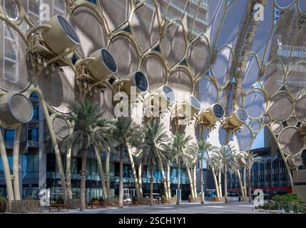 Dubais unglaubliche Expo 2020. Dieses halb im Freien gelegene Gebäude - der Al Wasl Dome - liegt in der Nähe der U-Bahn-Station und zentral zum Ausstellungsraum. Stockfoto