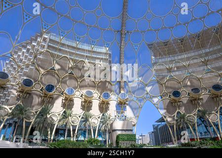 Dubais unglaubliche Expo 2020. Dieses halb im Freien gelegene Gebäude - der Al Wasl Dome - liegt in der Nähe der U-Bahn-Station und zentral zum Ausstellungsraum. Stockfoto