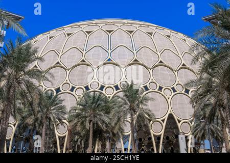 Dubais unglaubliche Expo 2020. Dieses halb im Freien gelegene Gebäude - der Al Wasl Dome - liegt in der Nähe der U-Bahn-Station und zentral zum Ausstellungsraum. Stockfoto