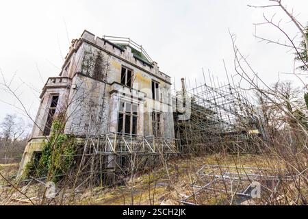 Verlassenes Birkwood Castle in Lesmahagow, Schottland von hinten, der stehende Teil des Gebäudes und das Gerüst, das zur Stützung der Rückwand errichtet wurde Stockfoto