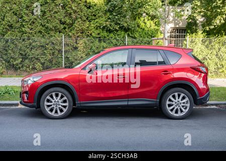 OSTRAVA, TSCHECHIEN - 2. OKTOBER 2023: Roter Mazda CX-5 (erste KE-Generation) SUV auf der Straße, Seitenansicht Stockfoto