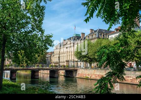 Fußgängerbrücke auf dem Fluss Ill und Palais Rohan in Straßburg, Frankreich Stockfoto