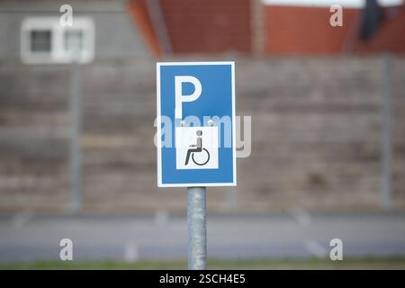 02.02.2025, xtgx, Symbolfotos Behindertenparkplatz. Ein Schild weist auf einem Behindertenparkplatz hin, Symbolfoto, Symbolbild, Symbol. Wolfsburg *** 02 02 2025, xtgx, Symbol Fotos Behindertenparkplatz Ein Schild weist auf Behindertenparkplatz hin, Symbol Foto, Symbol Wolfsburg Stockfoto