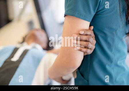 Nahaufnahme eines Patienten Hand haltenden Arztes Stockfoto