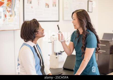 Arztbeurteilung des Patienten Auge in der Arztpraxis Stockfoto