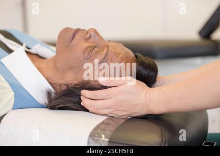 Nahaufnahme eines Arztes, der den Kopf hält Stockfoto