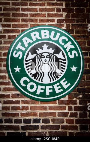 Starbucks Coffee Shop Schild an einer Mauer. Stockfoto
