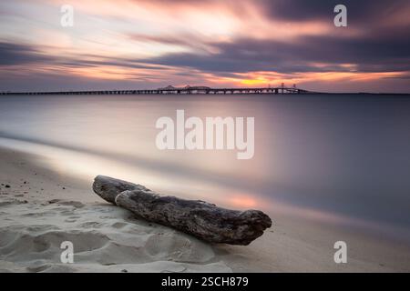 Sonnenuntergang über der Brücke, Treibholz am Strand. Die Schönheit der Natur. Stockfoto