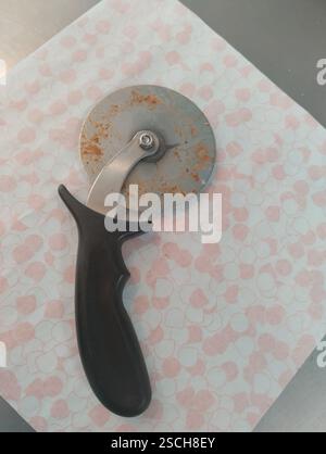 Runder Pizzaschneider, Nahaufnahme von oben. Stockfoto