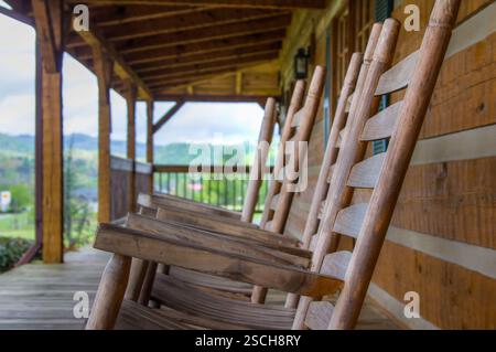Hölzerne Schaukelstühle auf einer Veranda mit Blick auf eine malerische Aussicht. Entspannung. Stockfoto