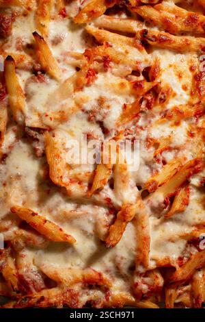Käsige gebackene Ziti mit Marinara-Sauce Stockfoto