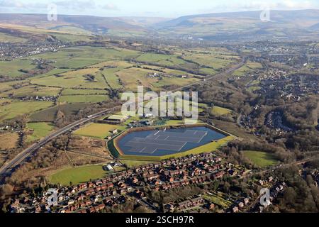 Luftaufnahme des Godley Reservoir und der schwimmenden Solarfarm in Hyde mit Blick auf Mottram und in Richtung der Pennines in der Ferne Stockfoto