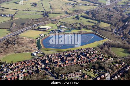 Luftaufnahme des Godley Reservoir in Hyde, Cheshire mit einer schwimmenden Solarfarm Stockfoto