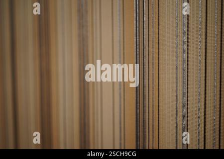 Die Nahansicht zeigt eine strukturierte Wand mit vertikalen Linien in einer minimalistischen Umgebung, die Brauntöne und subtile Variationen in Tiefe A hervorhebt Stockfoto