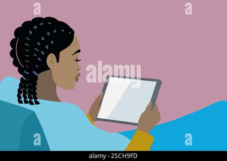 Eine afroamerikanische Frau mit geflochtenem Haar sitzt bequem und hält eine Tablette. Sie scheint in ihrer Aktivität verwickelt zu sein, umgeben von einem sanften Ba Stockfoto