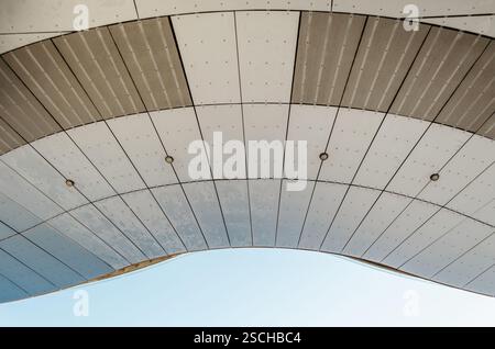 Blick auf das moderne Design von Aluminiumgebäuden Stockfoto