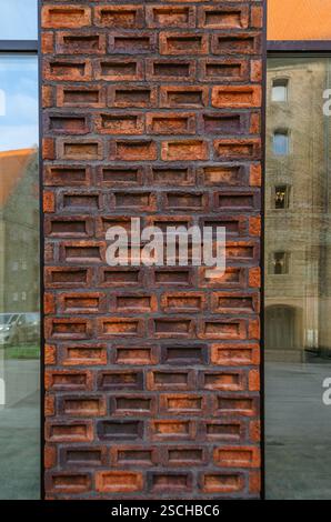 Architektonische Details im orangen Backsteindesign Stockfoto