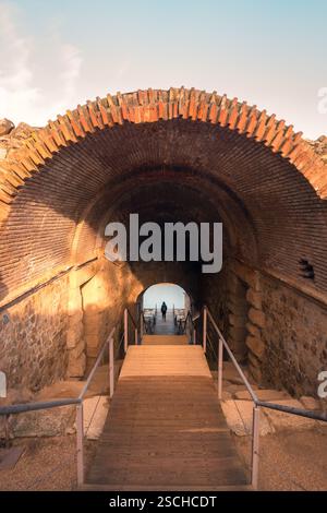 Stimmungsvoller Blick auf einen sonnendurchfluteten Durchgang im antiken römischen Theater von Merida, Badajoz, Spanien, mit Schatten und architektonischen Details, die das h unterstreichen Stockfoto