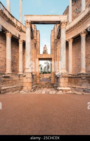 Ein atemberaubender Blick auf das römische Theater in Merida mit seinen großen Marmorsäulen, alten Steinbögen und klassischen Statuen. Diese UNESCO World H Stockfoto