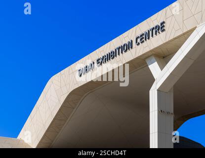 Stilvolles Branding am Eingang zum Dubai Exhibition Centre. Nur einen kurzen Spaziergang vom zentralen Gebäude, dem Al Wasl Dome entfernt. Stockfoto