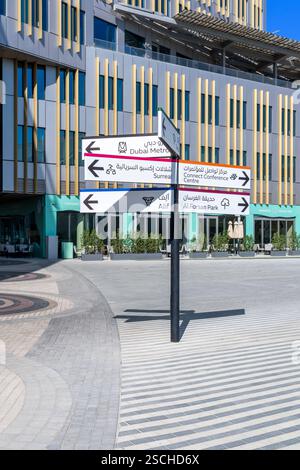Stilvolle Beschilderung und Ausstellerflaggen am Eingang zum Dubai Exhibition Centre. Nur einen kurzen Spaziergang vom zentralen Al Wasl Dome entfernt. Stockfoto