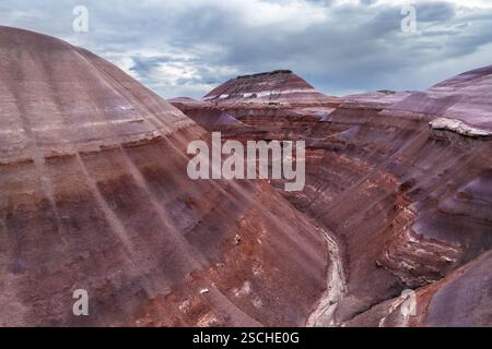 Ein atemberaubendes Drohnenfoto, das die geschichteten geologischen Formationen, die in Hanksville, Utah, einzigartig sind, feststellt und ein Spektrum von Erdfarben unter einem Mo zeigt Stockfoto