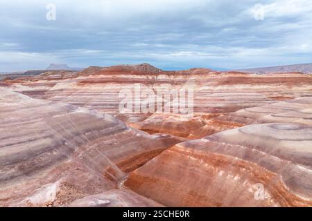 Fesselnde Luftaufnahme der lebendigen und strukturierten Felsformationen in Hanksville, Utah, die die natürliche Schönheit und die vielfältige Geologie der Region demonstriert Stockfoto