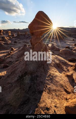 Atemberaubende Aussicht auf Sandsteinformationen im Goblin Valley State Park, Utah. Die Sonne geht unter und wirft einen strahlenden Glanz und Schatten über die einzigartige Skulptur Stockfoto