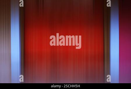 Ein lebendiges abstraktes Foto mit einem nahtlosen Übergang von Blau zu Rot mit einer weichen, verschwommenen Textur, ideal für kreative Hintergründe und Stockfoto