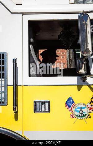 Feuerwehrmann in Annapolis, MD Feuerwehrauto. Wahrscheinlich im Dienst. Stockfoto