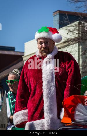Der Weihnachtsmann in St. Patty's Day-Kleidung führt eine Parade. Stockfoto