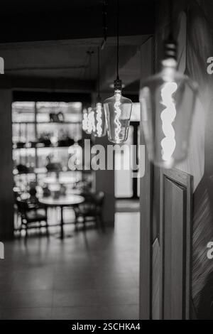 Ein wunderschönes Dekor mit einer warmen Atmosphäre im Café. Stockfoto