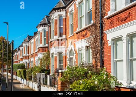 Traditionelle Backsteinterrassenhäuser in London. England Stockfoto
