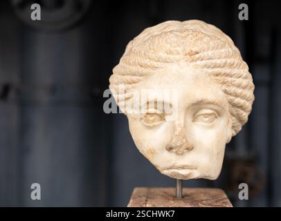 Gebrochenes weibliches Gesicht der antiken römischen Statue Stockfoto