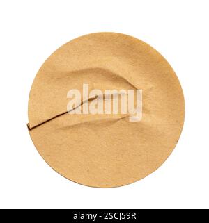 Runder, zerknitterter Papieraufkleberausschnitt isoliert auf weißem Hintergrund Stockfoto