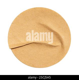 Leerer Bastelrunder, zerknitterter Papier Werbeaufkleber Ausschnitt isoliert auf weißem Hintergrund Stockfoto