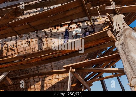 Holzboot im Bau, Mandvi, Gujarat, Indien Stockfoto