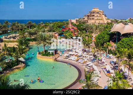 DUBAI, VAE - 3. NOVEMBER: Der Aquaventure Waterpark des Atlantis The Palm Hotels, der sich am 3. November 2013 auf der künstlichen Insel Palm Jumeirah in Dubai befindet. Stockfoto