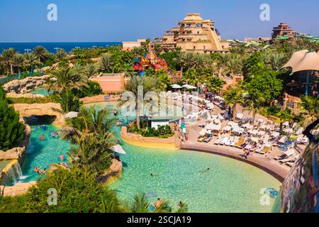 DUBAI, VAE - 3. NOVEMBER: Der Aquaventure Waterpark des Atlantis The Palm Hotels, der sich am 3. November 2013 auf der künstlichen Insel Palm Jumeirah in Dubai befindet. Stockfoto