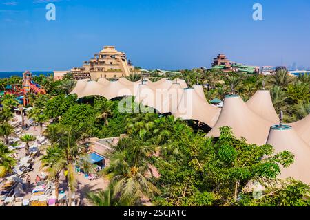 DUBAI, VAE - 3. NOVEMBER: Der Aquaventure Waterpark des Atlantis The Palm Hotels, der sich am 3. November 2013 auf der künstlichen Insel Palm Jumeirah in Dubai befindet. Stockfoto