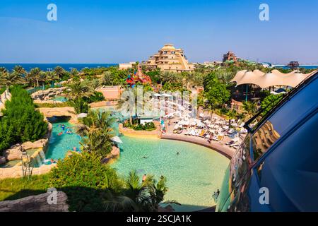 DUBAI, VAE - 3. NOVEMBER: Der Aquaventure Waterpark des Atlantis The Palm Hotels, der sich am 3. November 2013 auf der künstlichen Insel Palm Jumeirah in Dubai befindet. Stockfoto
