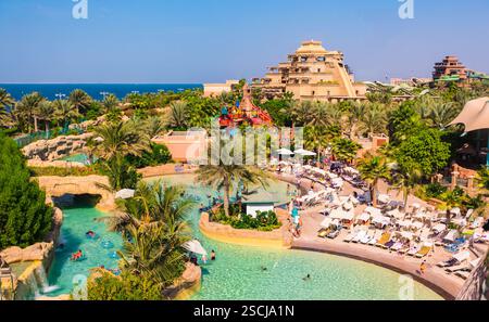 DUBAI, VAE - 3. NOVEMBER: Der Aquaventure Waterpark des Atlantis The Palm Hotels, der sich am 3. November 2013 auf der künstlichen Insel Palm Jumeirah in Dubai befindet. Stockfoto