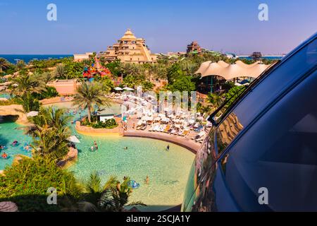 DUBAI, VAE - 3. NOVEMBER: Der Aquaventure Waterpark des Atlantis The Palm Hotels, der sich am 3. November 2013 auf der künstlichen Insel Palm Jumeirah in Dubai befindet. Stockfoto