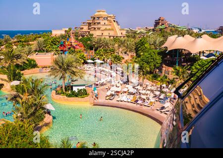 DUBAI, VAE - 3. NOVEMBER: Der Aquaventure Waterpark des Atlantis The Palm Hotels, der sich am 3. November 2013 auf der künstlichen Insel Palm Jumeirah in Dubai befindet. Stockfoto