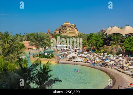 DUBAI, VAE - 3. NOVEMBER: Der Aquaventure Waterpark des Atlantis The Palm Hotels, der sich am 3. November 2013 auf der künstlichen Insel Palm Jumeirah in Dubai befindet. Stockfoto