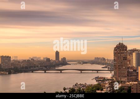 Aus der Vogelperspektive auf den Nil in Kairo, Ägypten bei Sonnenuntergang. Stockfoto