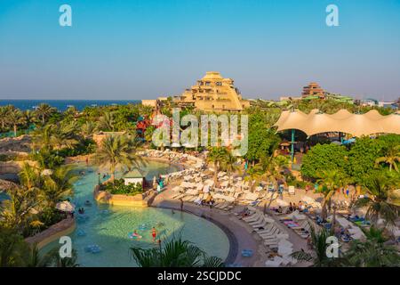 DUBAI, VAE - 3. NOVEMBER: Der Aquaventure Waterpark des Atlantis The Palm Hotels, der sich am 3. November 2013 auf der künstlichen Insel Palm Jumeirah in Dubai befindet. Stockfoto