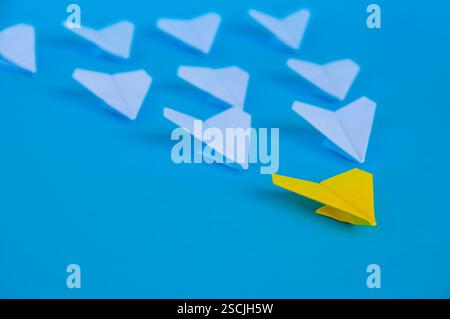 Nahansicht der gelben Papierflugzeuge Origami führende weiße Flugzeuge mit anpassbarem Platz für Text. Konzept für Geschäfts- und Führungskompetenzen. Stockfoto