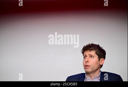 Berlin, Deutschland. Februar 2025. Sam Altman, Mitbegründer und CEO von OpenAI, spricht während einer Podiumsdiskussion über die Zukunft der künstlichen Intelligenz an der TU Berlin. Quelle: Sebastian Christoph Gollnow/dpa/Alamy Live News Stockfoto
