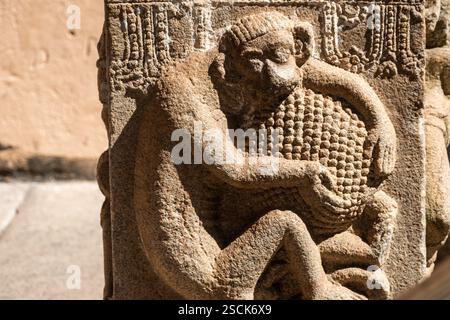 Alte Schnitzerei eines Affen mit Jackfrucht auf einer Säule eines alten Tempels in Shravanabelagola Stockfoto